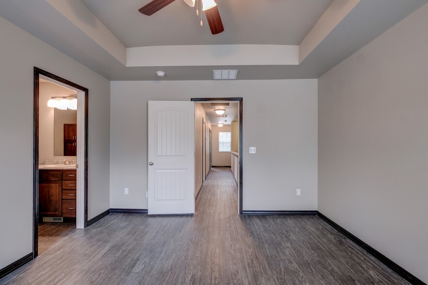 Building Photo - 1929 Broadway St