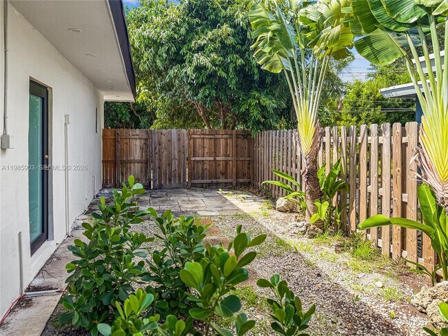 Building Photo - 551 NE 26th St