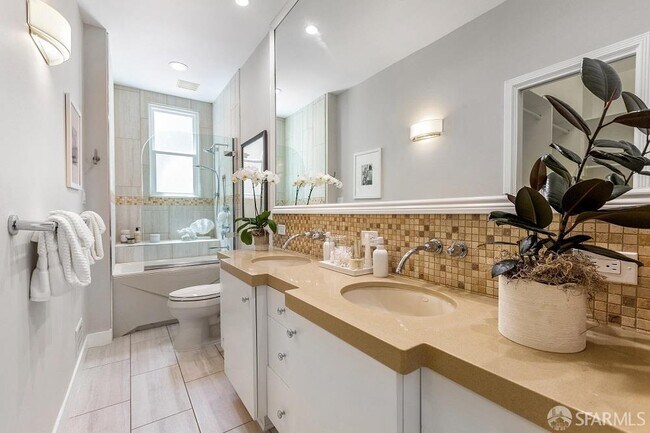 Building Photo - 228 Mallorca Way