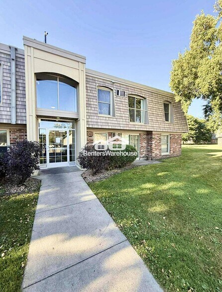 Building Photo - 918 9th Ave S
