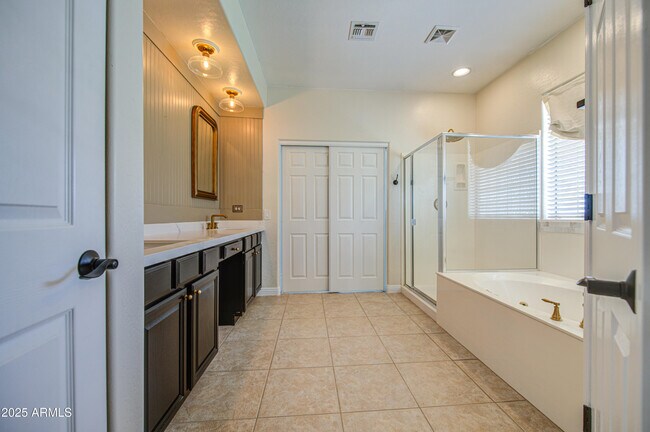 Building Photo - 4564 S Maverick Ct