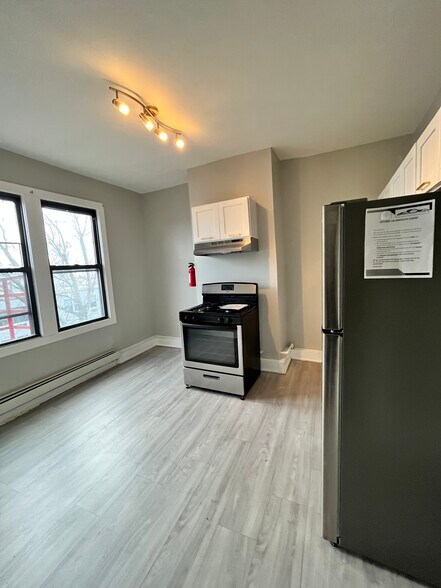 122 Randolph Ave 3R - 120 Randolph Ave