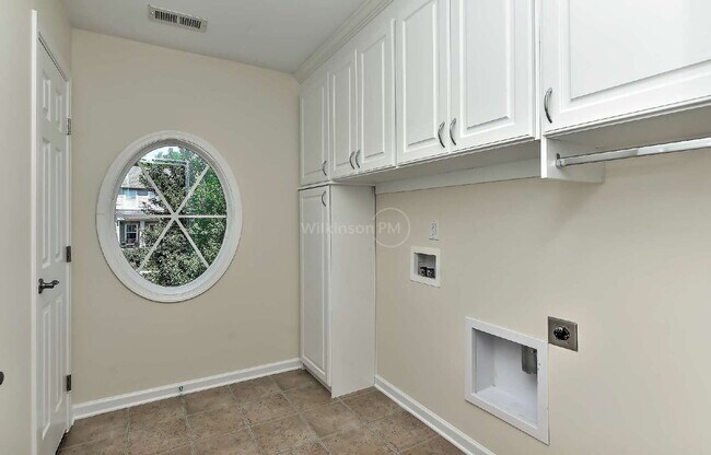 Building Photo - Beautiful 3,409 sqft 5-bedroom 3-bath Exec...