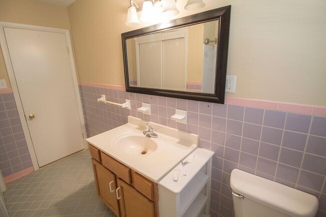 Building Photo - 2309 Highland Dr