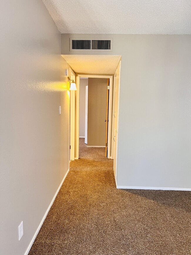 Building Photo - 3108 W Walnut Ave