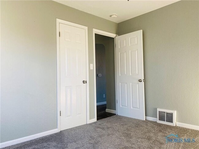 Building Photo - 3263 Blackstone Dr