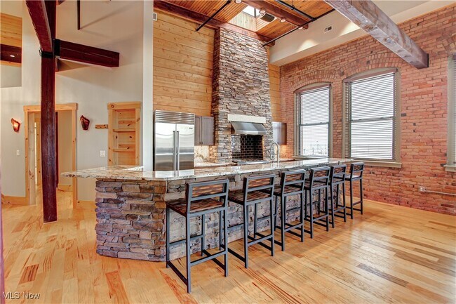 Building Photo - 425 W Lakeside Ave