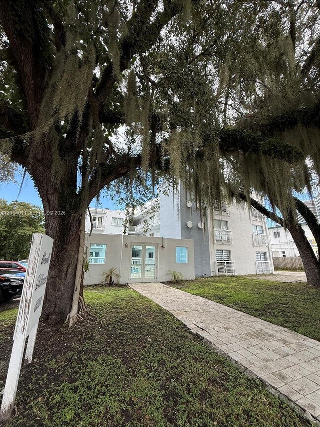 Building Photo - 3101 SW 27th Ave