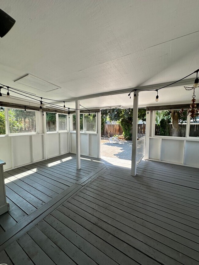 Building Photo - Beautifully Remodeled 3 Bedroom, 2 Bathroom Home – Move-In Ready!