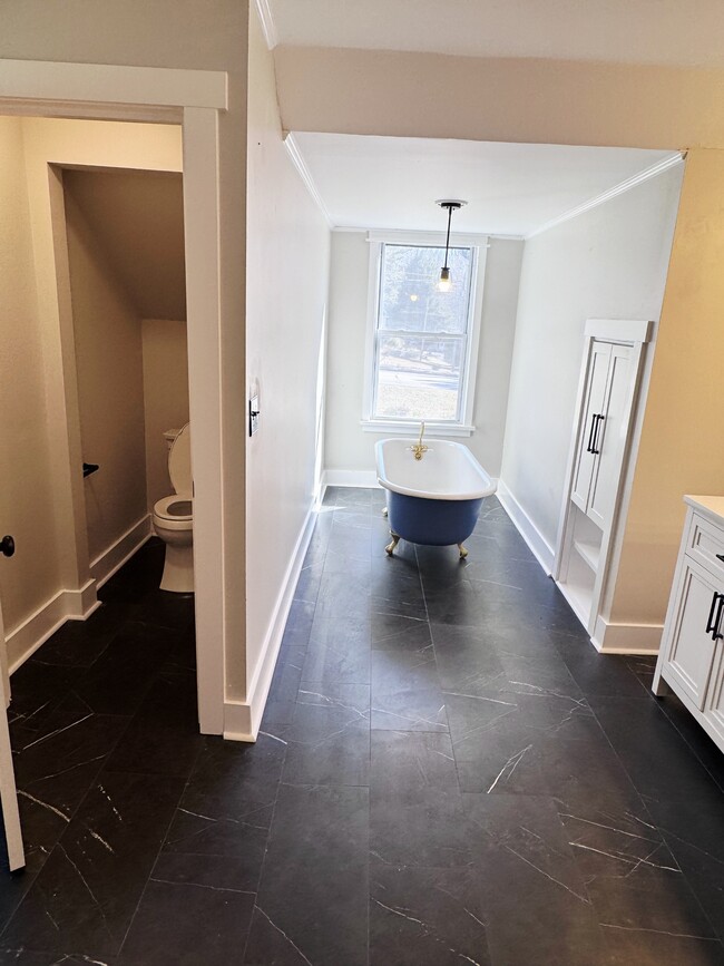 Building Photo - 1880 E Broad St