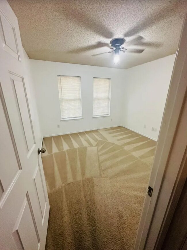 Building Photo - Spacious 3 Bedroom Home