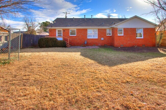 Building Photo - 3 Bedroom Rental in the Village!!