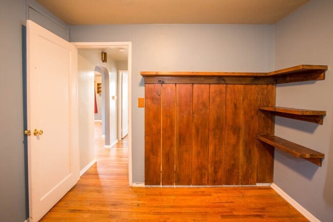 Building Photo - Centrally located single family home 2 bed...