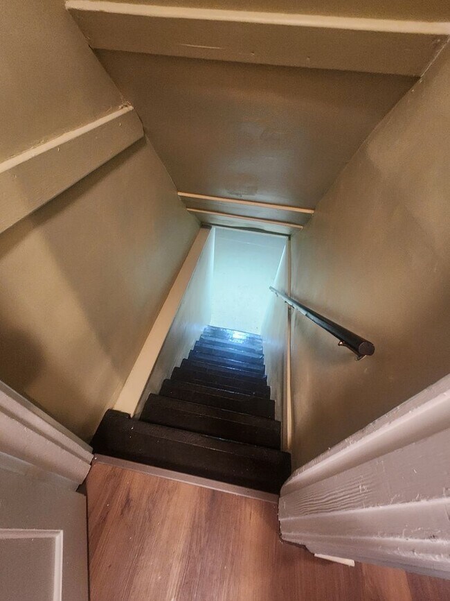 Building Photo - Beautiful 2 bedroom 1 bath renovated home with washer/dryer hookups!