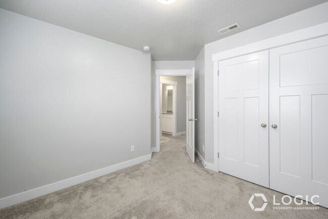 Building Photo - Gorgeous Townhome in Great Location!