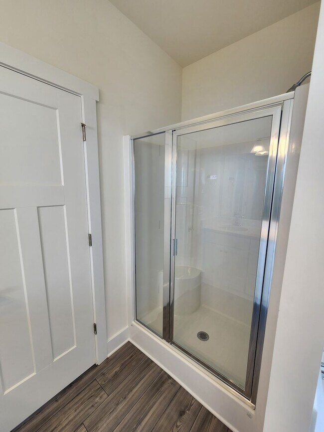 Building Photo - Black Mountain Rental!