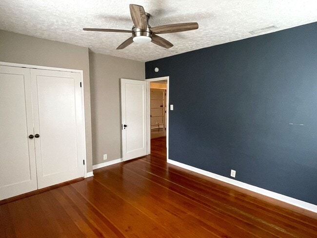 Building Photo - Upgraded Contemporary Craftsman