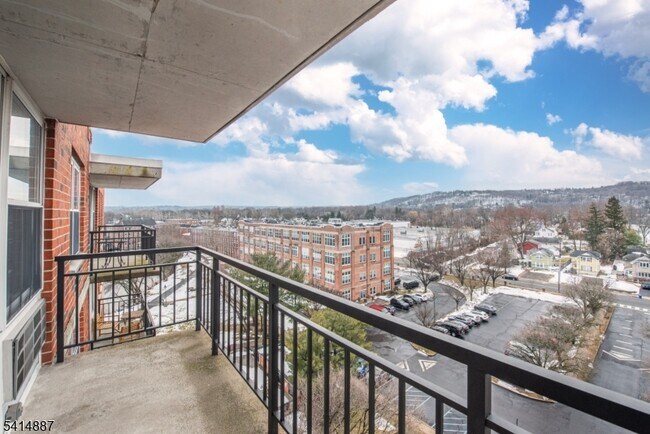 Building Photo - 300 Main St