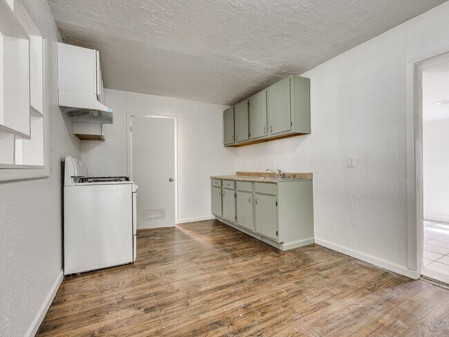 Building Photo - Updated home in Heart of OKC + 4 bedrooms