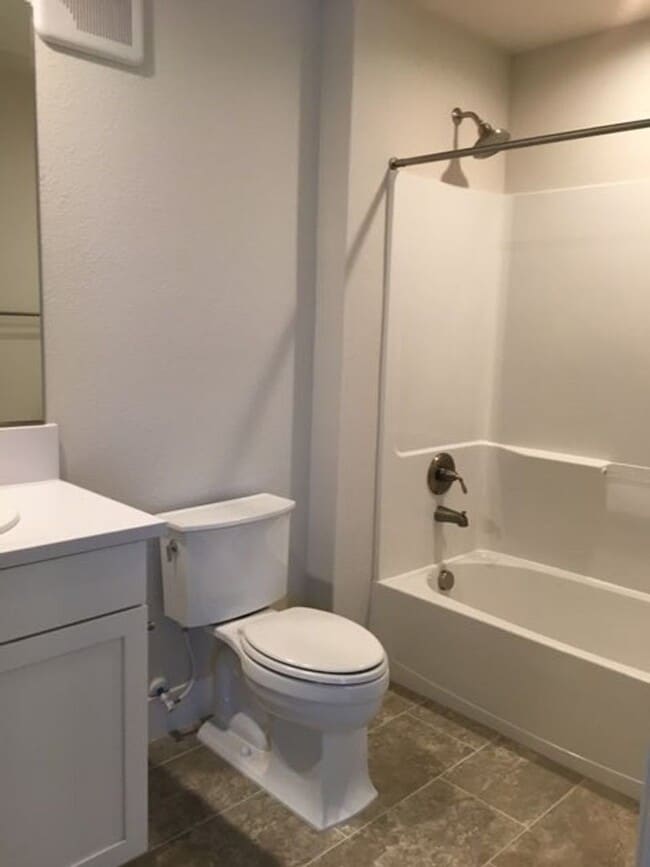 Building Photo - Heirloom Townhome