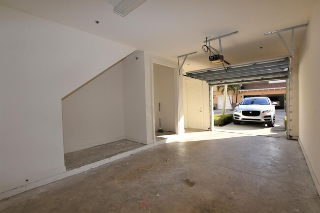 Building Photo - 960 Millbrae Ct