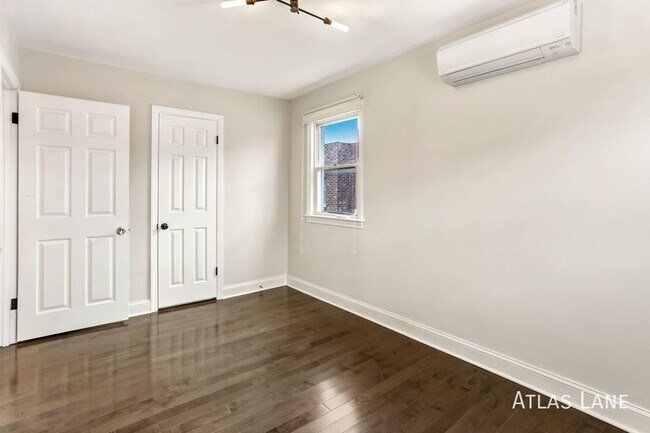 Building Photo - Professionally Managed  & Recently Renovat...