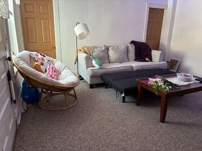 Building Photo - Awesome 2 Bed 1 Bath! Available June 1st!