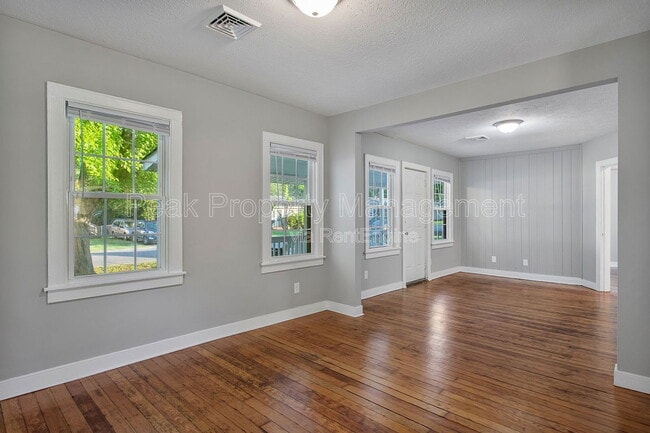 Building Photo - 18 Raines Ave