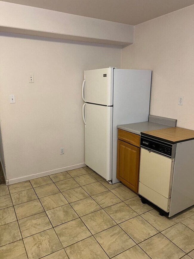 Building Photo - AVAILABLE NOW - BEAUTIFUL 6 bedroom home F...