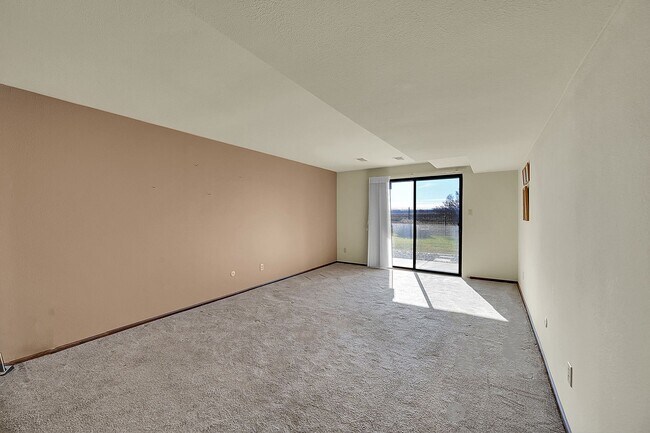 Building Photo - Backs to private lake with mountain views