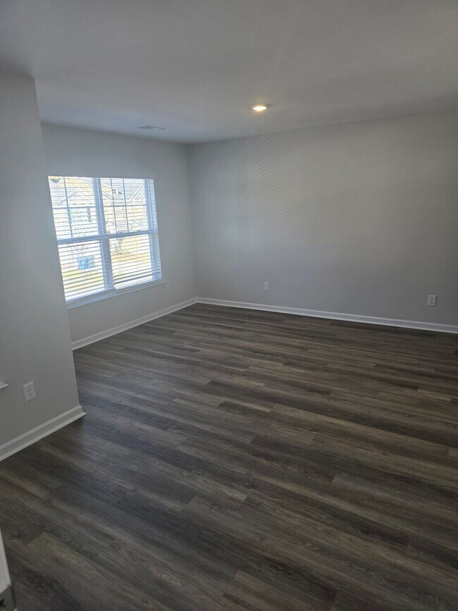 Building Photo - Just Built 3 bed 2.5 bath house in Pinecrest Subdivision