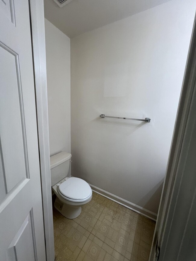 Building Photo - 409 Woodview Dr