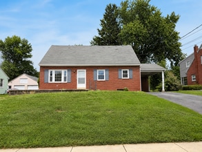 Building Photo - Beautiful 3 Bedroom 1 bathroom Cape Cod with Bonus Room!