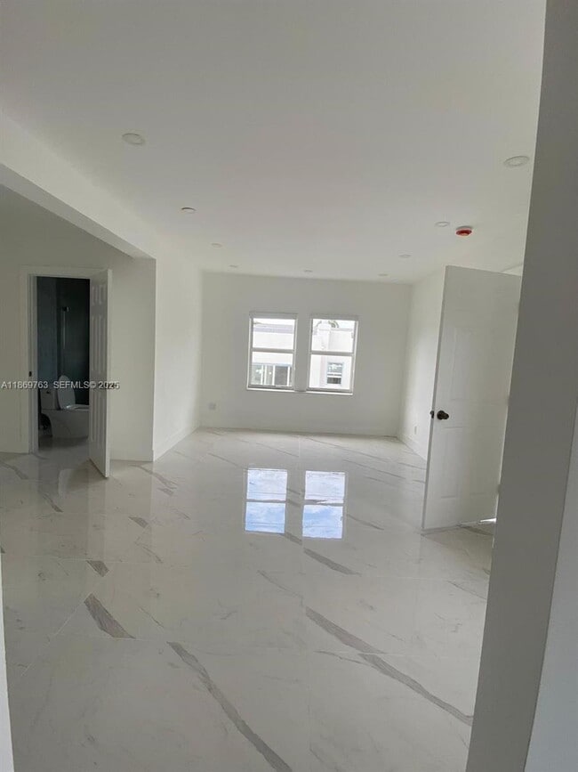 Building Photo - 1015 S 17th Ave