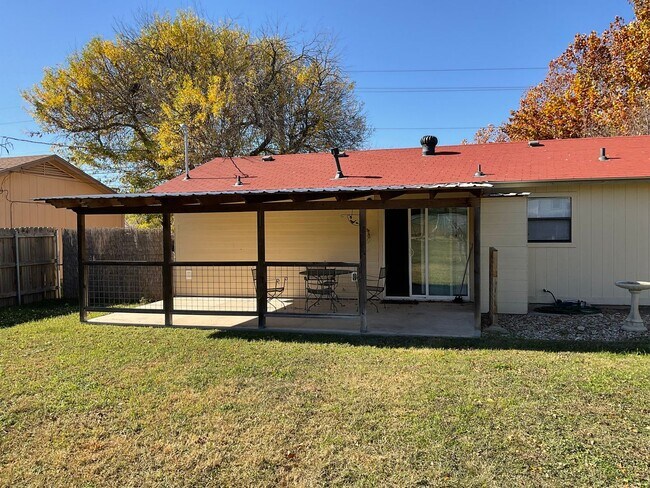 Building Photo - **APPLICATION RECEIVED**  3-Bedroom Home in Downtown Burnet with Large Fenced Yard!