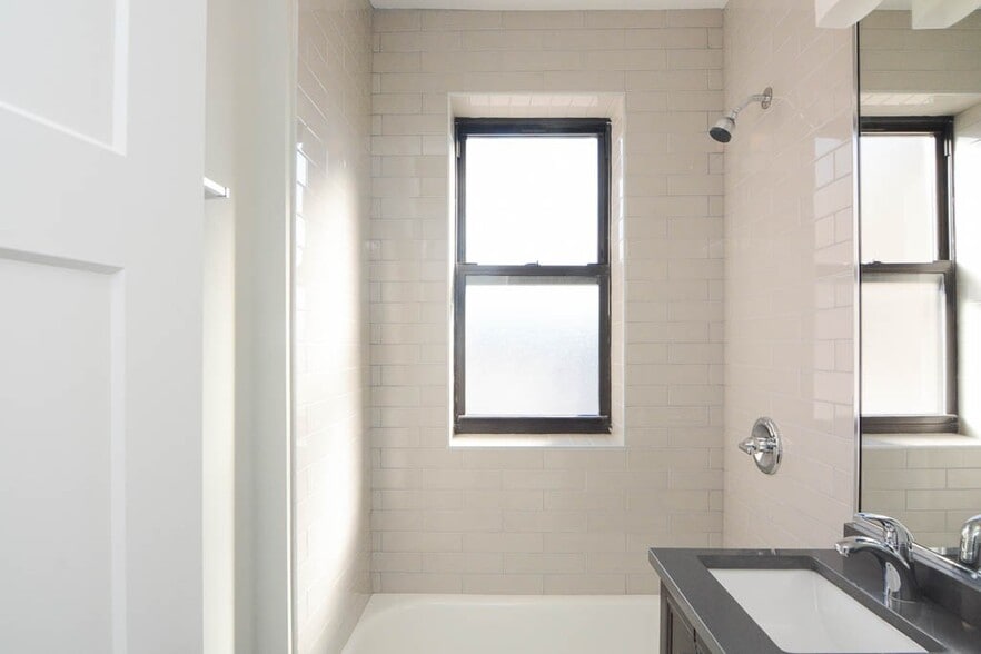 Building Photo - 533 W Belden Ave