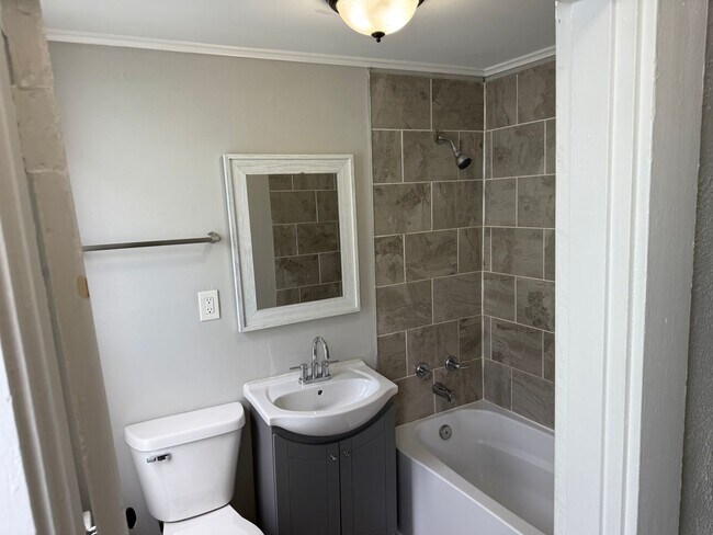 Building Photo - 721 Ross Ave