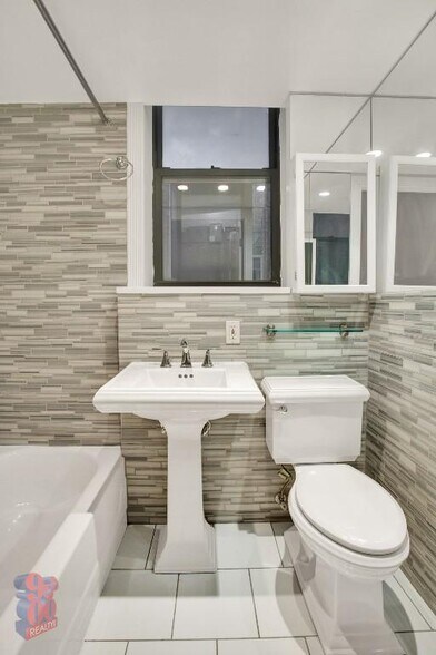 Building Photo - 206 E 83rd St