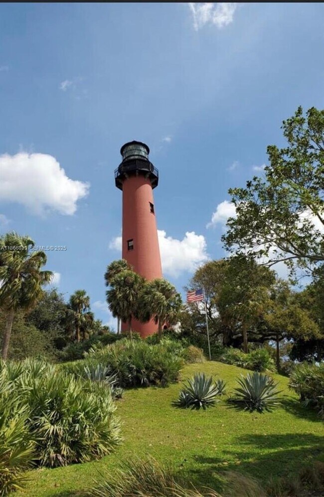 Building Photo - 2309 Fairway Dr S