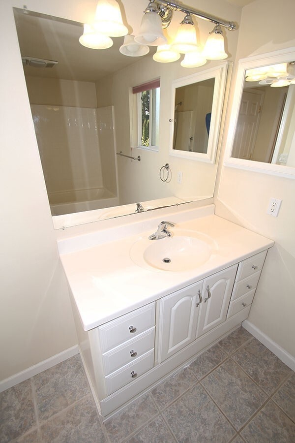 Building Photo - UPDATED & WELL MAINTAINED 3 BED, 2 BATH SE...