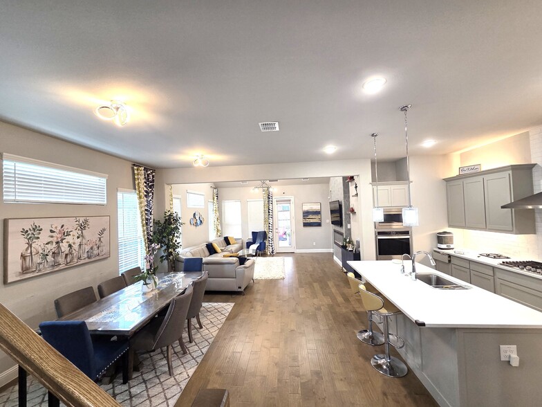 Building Photo - 8066 Glastonbury Dr