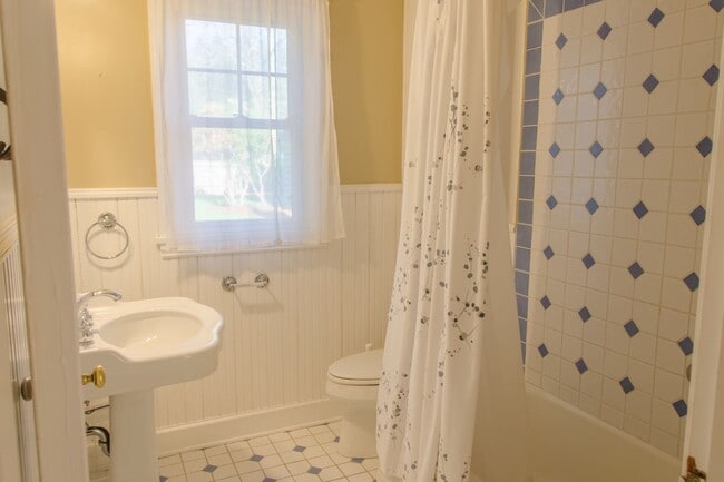 Building Photo - 2bd/1ba Seattle Home