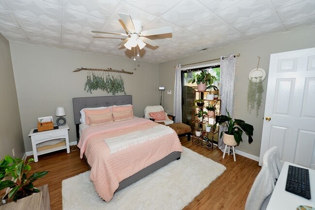 Building Photo - Just Blocks from Beach!