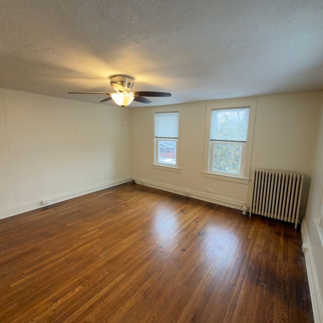 Building Photo - 641 Parkwood St NE