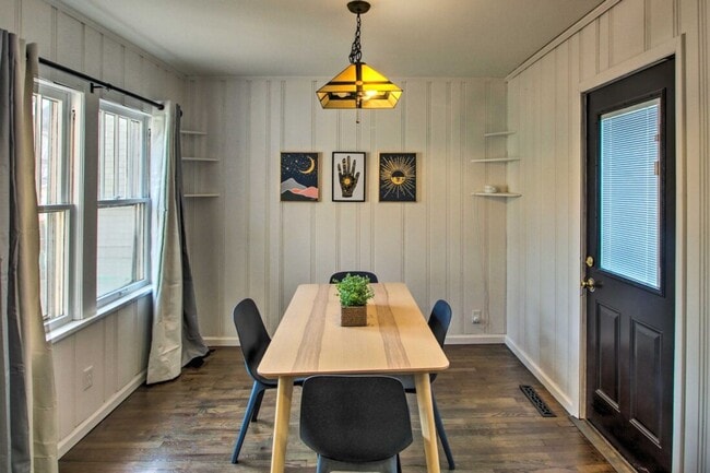 Building Photo - Newly remodeled, fully furnished adorable bungalow in a great location!