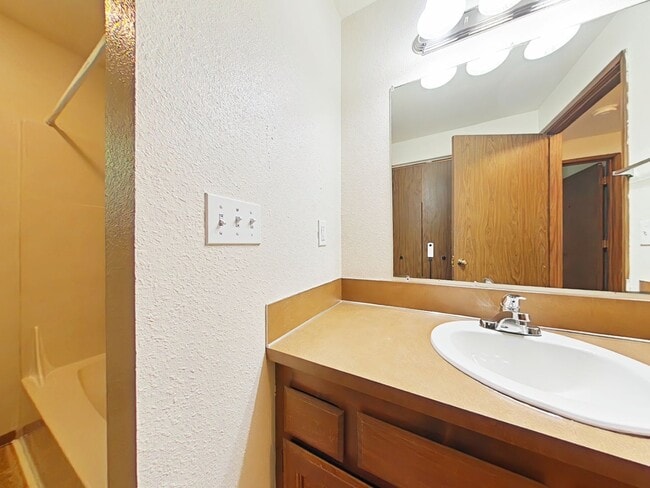 Building Photo - 2 Bedroom Duplex ~ Centrally Located
