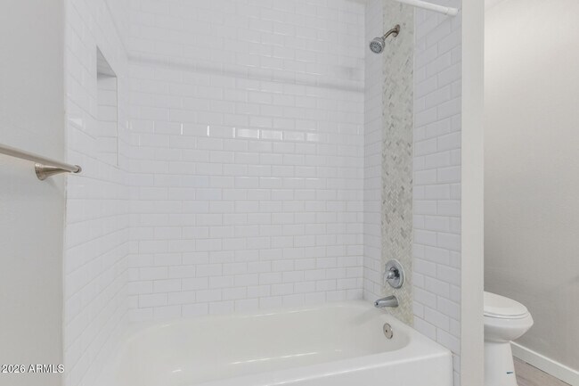 Building Photo - 1208 W 6th St