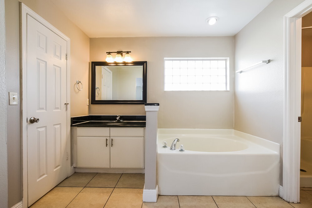 Building Photo - 870 Jarnac Dr