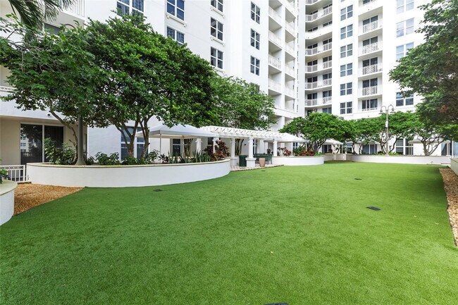 Building Photo - 511 SE 5 Ave