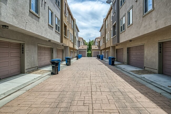 Building Photo - "Coming Soon" 3-Bedroom in Santa Clara- $4...